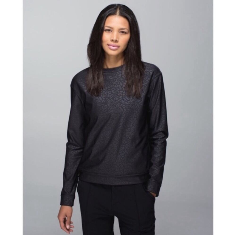 Lululemon Top Women 6 Black Departure Petal Camo Embossed Athletic Travel Casual